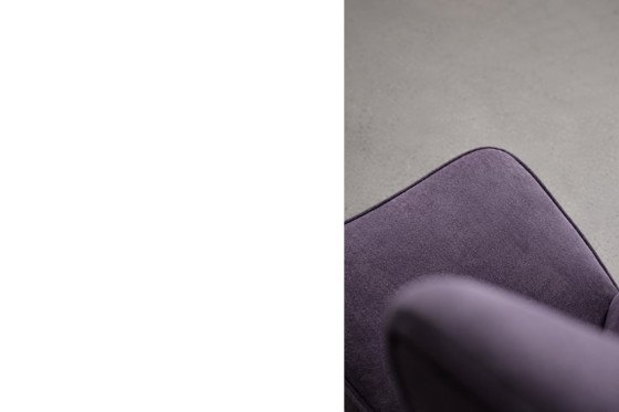 Image 1 of Vintage Scandinavisch-moderne fauteuil met hoge rugleuning, eikenhout en paarse stof, jaren 1950.