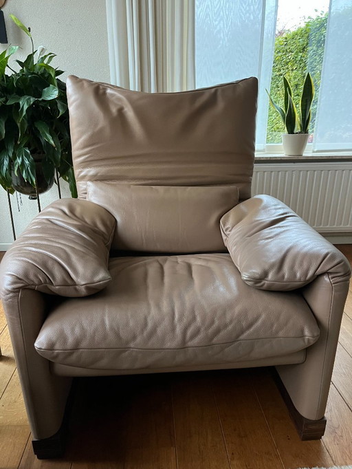 Cassina Maralunga - 2 leather armchairs and 1 footstool