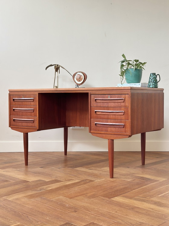 Image 1 of Scrivania dal design vintage in legno di teak danese, anni '50/'60/'70
