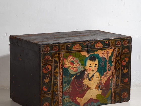 Baule cinese antico dipinto in legno di pino con bambino e carpa – Cina, circa 1920 – Armadi contenitori (photo 2 of 40)