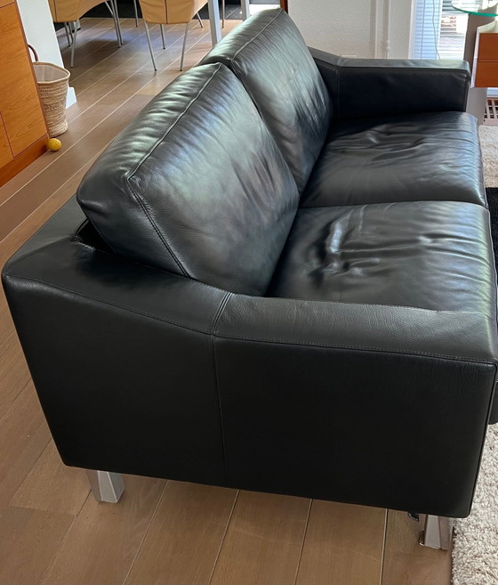 Image 1 of Conjunto Leolux Antonia con sofá, 2 sillones y otomana en piel negra.