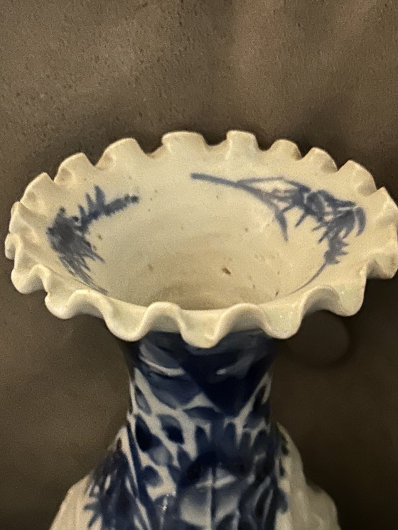 Image 1 of 2 antieke blauw witte Japanse Imari vazen 26cm met bewerkingen op het porselein 