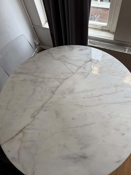 Ronde marmeren eettafel met zwarte voet