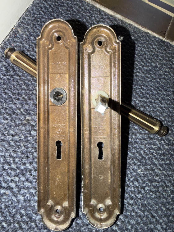 Juego de 4 tiradores de puerta antiguos italianos de latón con placa embellecedora y cerradura. (photo 4 of 5)