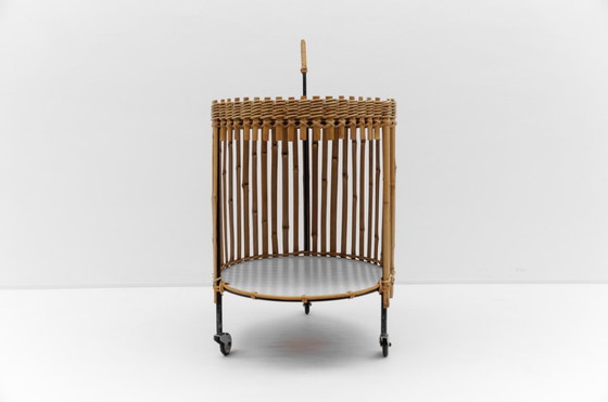 Image 1 of Set van 2 Mid-Century Modern ronde serveerwagens van bamboe, jaren 60,
