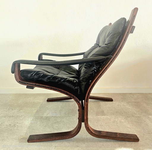 Ontwerpen uit het midden van de 20e eeuw, waarschijnlijk de "Siesta" fauteuil.