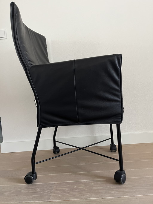 2 Montis Chaplin eetkamerstoelen met wielen. 