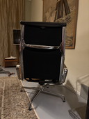 Poltroncina Vitra ea 222 Eames