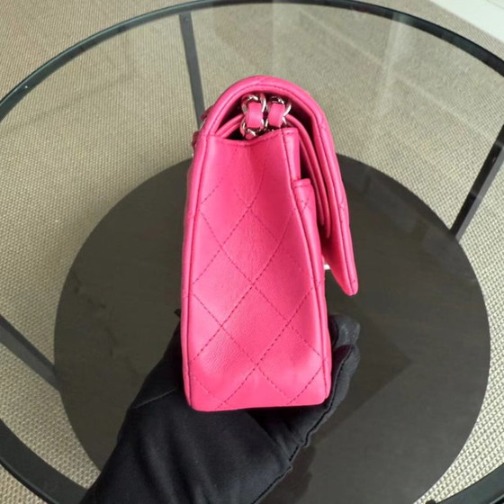 Image 1 of Sac Chanel Classic Flap moyen - Agneau matelassé rose fuchsia, finitions argentées, Série 19