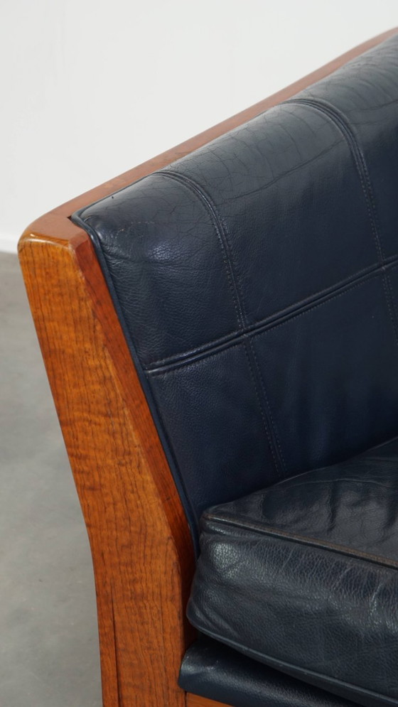 Image 1 of Divano a 2,5 posti Schuitema dal design Art Déco, con lavorazione in legno e pelle di vacchetta blu scuro