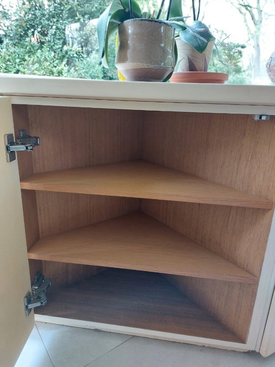 Image 1 of Vintage, op maat gemaakt geometrisch dressoir/hoekkast van gelakt MDF met een interieur van eikenhouten laminaat.