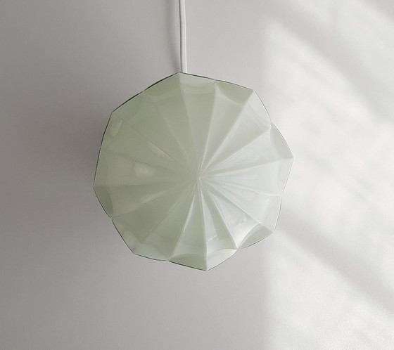 Image 1 of 1 van 2 mintgroene glazen plafondlampen van Thabur in Den Haag, medium variant, art deco lamp glazen bol; NOG 2 BESCHIKBAAR