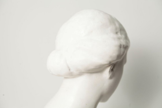 Image 1 of Busto de mármol de una mujer, 43 cm, Museo del Louvre, 1445