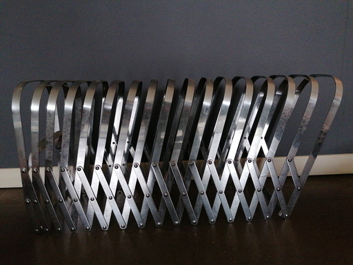 Harmonica magazine rack