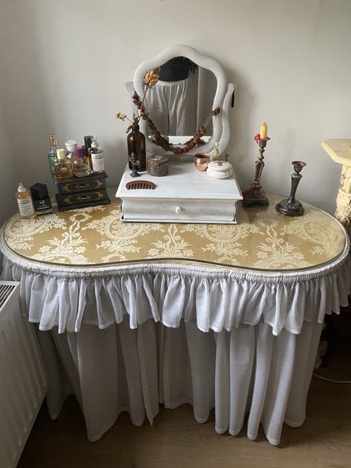 Elegante toeletta vintage con piano in vetro, motivo damascato e tende. – kaptafels, Wood, Glass