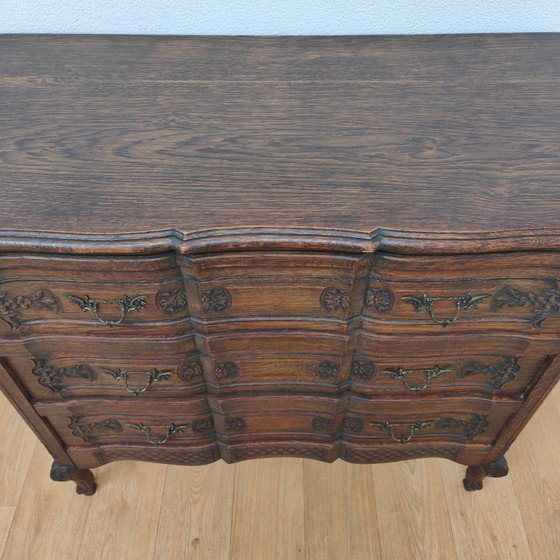 Image 1 of Cassettiera/comò antico in legno rustico, stile Queen Anne
