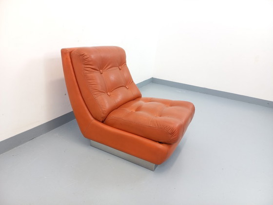 Image 1 of Vintage Roche Bobois-fauteuil in chroom en tegelkleurig leer uit de jaren 70.