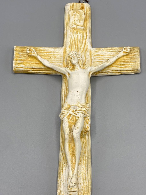 Wandkreuz aus Biskuitporzellan – Relief-Christus – Kreuz in Holzoptik – Elfenbein- und Ockerpatina – ca. (photo 2 of 4)
