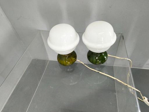 Een paar Tsjechische tafellampen uit de jaren 70, gemaakt van melkglas en groen keramiek.
