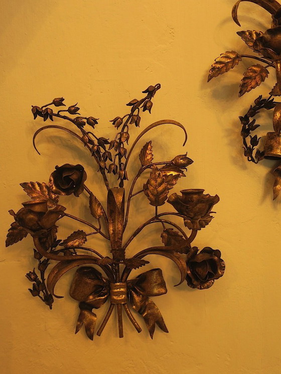 Image 1 of Par de candelabros dobles de pared chapados en oro con rosas, de Hans Kögl, década de 1960.