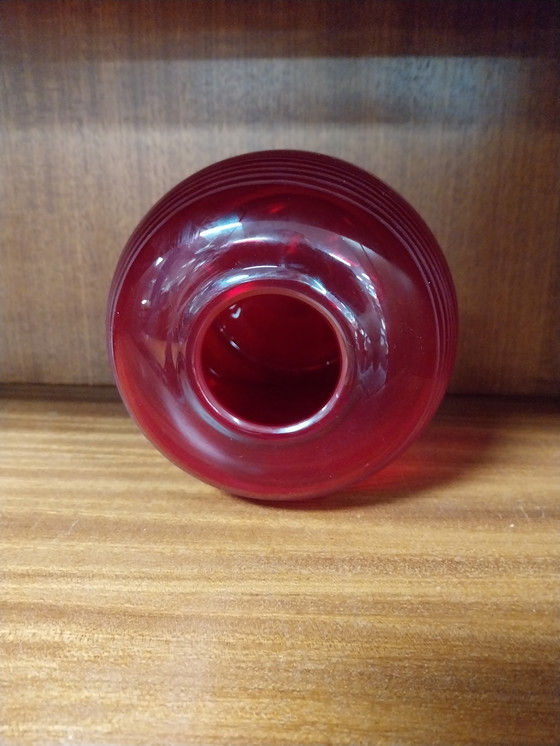 Image 1 of 1 x jarrón rojo de Murano de 18cm de altura con anillos grabados.