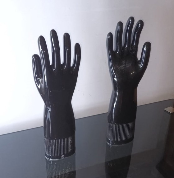 Image 1 of Rare ensemble de 2 moules à gants en porcelaine Pirelli - Art industriel noir du milieu du siècle (1985)
