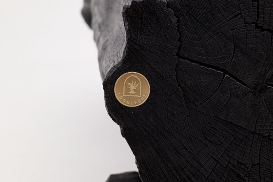 Image 1 of Bank van massief verkoold hout van Logniture – een organisch, modern en sculpturaal zitmeubel.