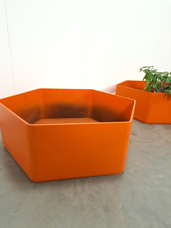 Image 1 of Maceta de plástico naranja para flores