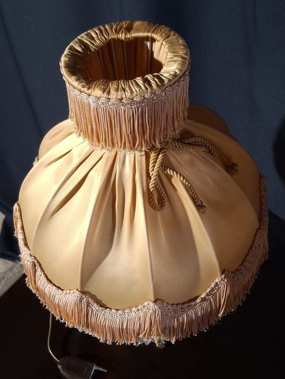 Image 1 of Coppia di lampade da tavolo in stile Luigi XVI, in ottone con paralumi con frange – anni '70