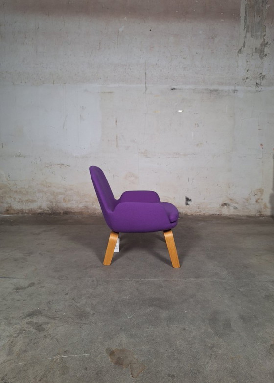 Image 1 of Fauteuil bas Normann Copenhagen – Tissu Main Line, violet, pieds en chêne