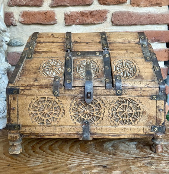 Image 1 of 19e-eeuwse mediterrane houten kist met houtsnijwerk en smeedijzeren beslag