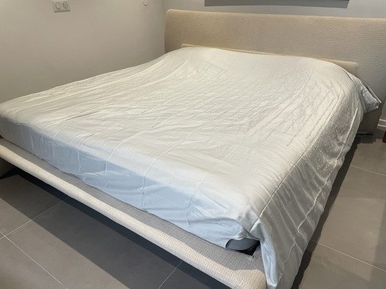 Image 1 of Molteni & Co bed van 180x200 cm met lattenbodem en matras