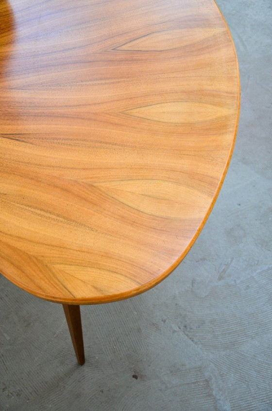 Image 1 of Vintage niervormige salontafel van walnotenhout, retro mid-century stijl uit de jaren 60.