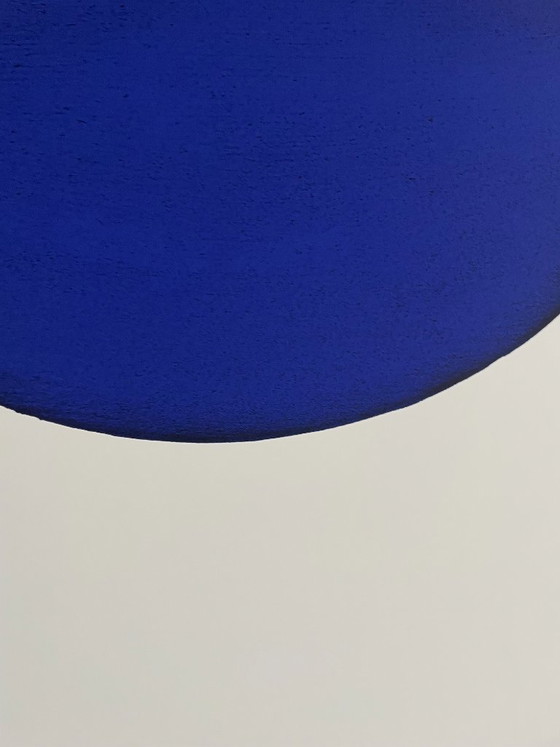 Image 1 of Yves Klein (1928-1962), Disque Bleu, IKB 54, 1957, copyright VG Bild-Kunst, Bonn 1997, gedrukt in Duitsland.