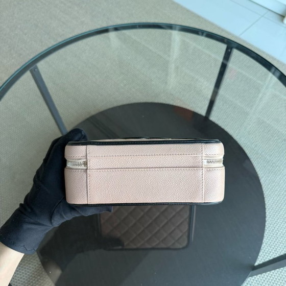 Image 1 of Beauty case Chanel Filigree Medium - Pelle di vitello martellata effetto caviale, nero e beige, Serie 24