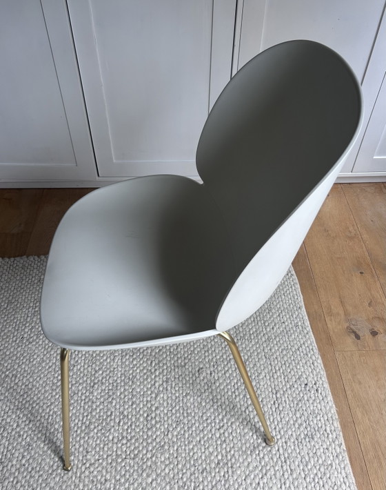 Gubi Beetle Chair Bianca con Gambe in Ottone – Sedie da pranzo, Plastic, Brass (photo 3 of 5)