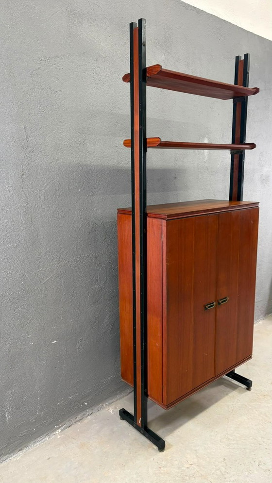 Image 1 of Meuble mural modulaire de style moderne du milieu du XXe siècle, placage teck et structure en métal noir, années 1960, Europe
