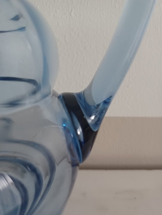 Image 1 of Vintage Art Deco stijl geribbelde blauwe glazen kan.