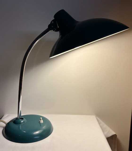 Verstellbare Schreibtischlampe Kaiser Idell Modell 6786 „Hexenhut“ Tischleuchte – Seegrün/Petrol (1950er) (photo 2 of 10)