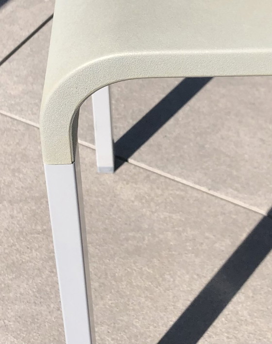 Image 1 of set van 2 grijze, comfortabele design-stoelen van het merk vitra. in goede staat