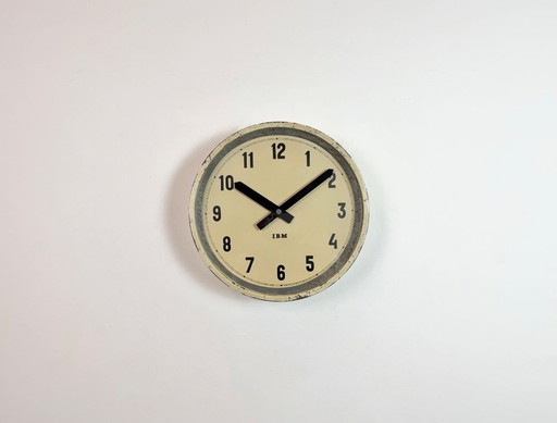 Reloj de pared industrial color beige de IBM, década de 1950.