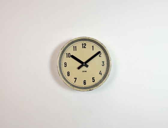 Image 1 of Reloj de pared industrial color beige de IBM, década de 1950.