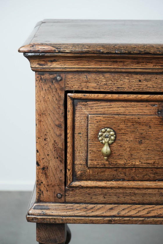 Image 1 of Antiek Engels dressoir uit begin 18e eeuw gemaakt van eikenhout 
