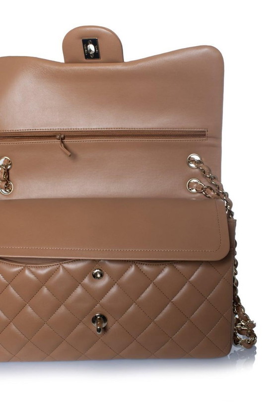 Image 1 of Bolso Chanel Jumbo de piel acolchada en color caramelo.