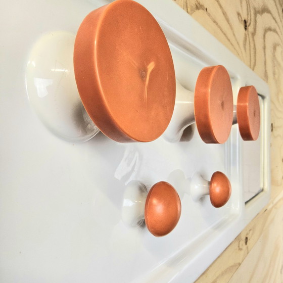 Image 1 of Appendiabiti da parete arancione vintage/spaziale con specchio (anni '70) appendiabiti in plastica e specchio