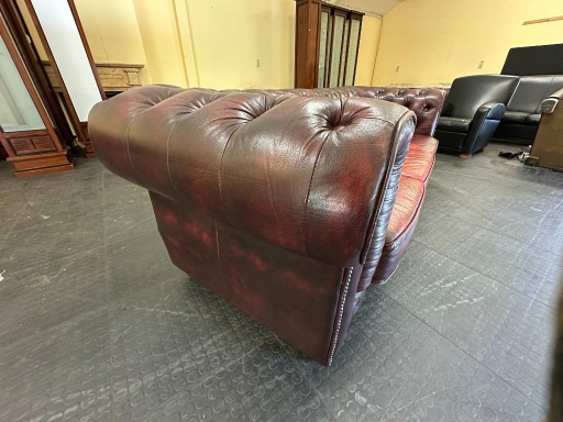 Canapé Chesterfield usé. Cuir bordeaux. 2,5 places. – 3 5 zitsbanken, Leather, Wood (photo 2 of 8)
