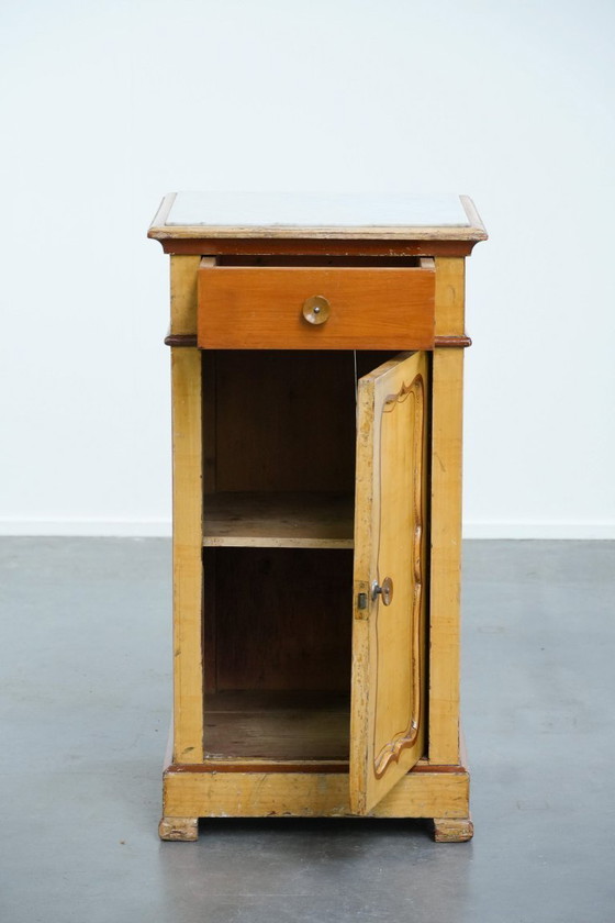 Image 1 of Antico comodino/tavolino da ingresso in legno a 1 anta con piano in marmo chiaro