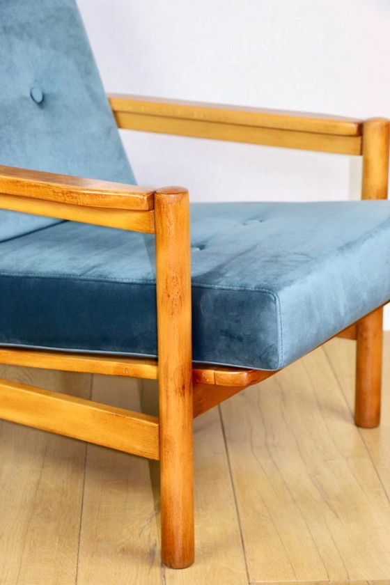Image 1 of Poltrona vintage in legno marrone blu mare, design di Z. Bączyk - legno chiaro