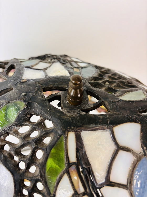 Image 1 of Lámpara de mesa Tiffany extragrande con base de tronco de árbol y pantalla floral.