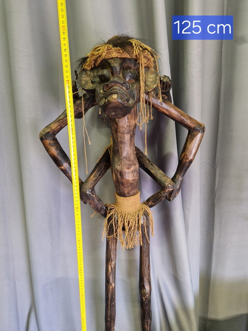 Grote engerd met kleine engerd op rug